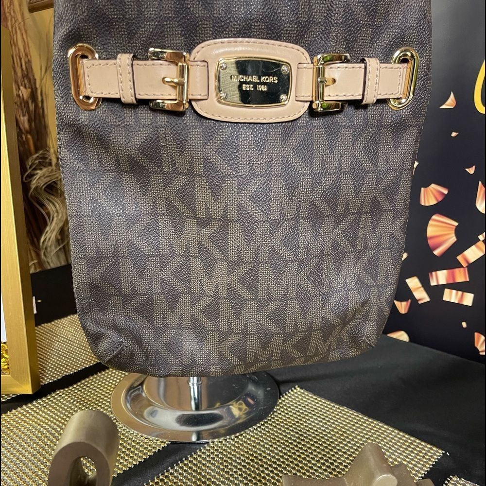 🔥👜🔥MICHAEL KORS Crossbody Charisma 🥰 Classic cutie right here!